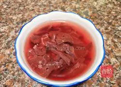 Illustration of how to stir-fry pork liver with garlic sprouts 2