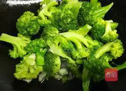 Illustration of how to make fried sausage with broccoli 7