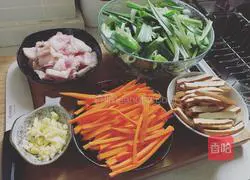 Illustration of how to make fried pork slices with green garlic sprouts 1