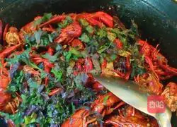 Illustration of how to fry crayfish in oil 7
