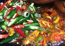 Illustration of how to make shredded pork with double pepper 6