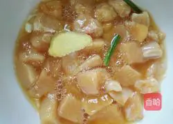 Stir-fried garlic sprouts Illustration of how to make diced chicken 6