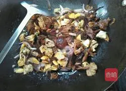 Illustration of how to make fried Xinghua rice noodles 10