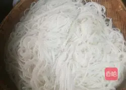 Illustration of how to make Sichuan style fried rice noodles 1