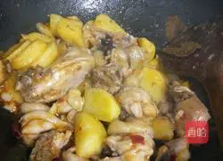 Illustration of how to make potato braised chicken 8