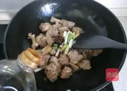 Illustration of how to make corn and duck legs stew 12