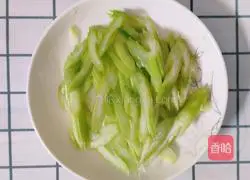 Illustration of how to stir-fry lean meat with vegetables 2