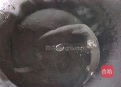 Illustration of how to steam enoki mushrooms with garlic 2