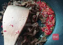 Illustration of how to stir-fry dried radish with small peppers 4