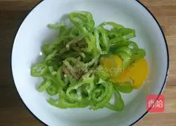 Illustration of how to fry green peppers with egg noodles 3