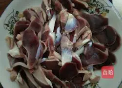 Illustration of how to stir-fry duck gizzards 2