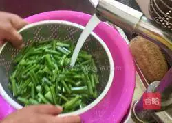 Illustration of how to stir-fry shredded pork with cinnamon 5