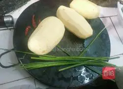 Illustration of how to make spicy and sour shredded potatoes 2