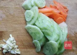 Illustration of how to stir-fry crab-flavored mushrooms with cucumbers and carrots 2