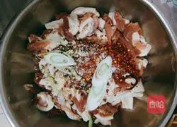 Illustration of how to make spicy short crispy pork 4