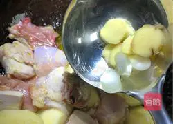 Illustration of how to stew chicken nuggets with soy-flavored potatoes 7