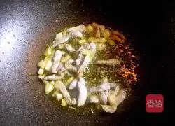 Illustration of how to stir-fry vermicelli with cabbage 6