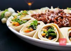 Illustration of how to make shredded pork with Beijing sauce 11