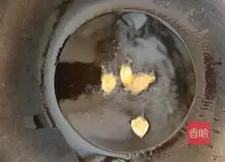 Illustration of how to make spicy fried lotus root slices 7