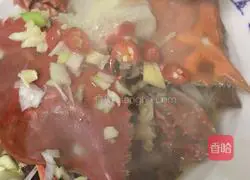 Illustration of how to make scallion oil crab 11