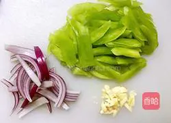 Illustration of how to make stir-fried meat with lettuce 1