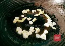 Illustration of how to stir-fry luffa and vannamei shrimp 7