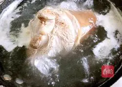 Illustration of how to make braised pork elbows with rock sugar 4