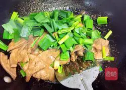 Illustration of how to stir-fry pork liver with garlic sprouts 7