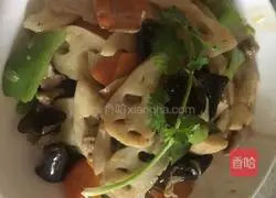 Illustration of how to make stir-fried meat with lotus root and fungus 11