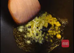 Illustration of how to make fried onion mutton rolls 4