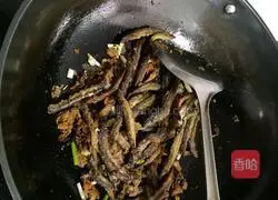 Illustration of how to make stir-fried loach with fermented vegetables 8