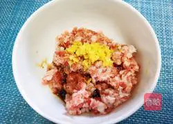 Illustration of how to make steamed pumpkin with black bean paste and minced meat 3