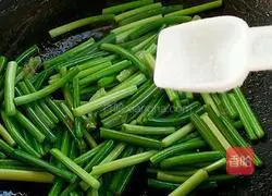 Illustration of how to make fried eggs with garlic sprouts 11