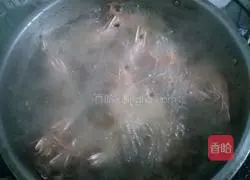 Illustration of how to make shrimps in typhoon shelters in private houses 3