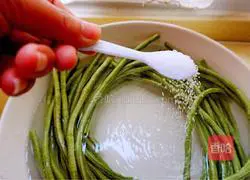 Mahjong garlic paste and cowpea#New Year's Eve dinner recipe illustration 1