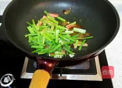 Illustration of how to stir-fry bacon and celery 5