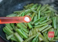 Illustration of how to make fried shredded pork with celery 10