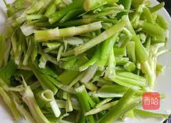 Illustration of how to stir-fry meat with wild bamboo shoots 2