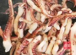 Illustration of how to make fried squid tentacles with pepper 1