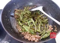 Illustration of how to make stir-fried green beans with minced pork 7