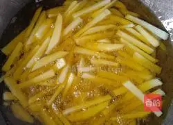 Illustration of how to cook pork ribs and chicken feet in dry pot 7