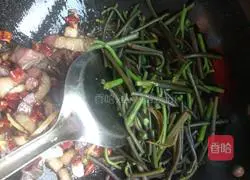 Illustration of how to make fried bracken and bacon 9