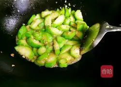 Illustration of how to make stir-fried pork slices with loofah 5