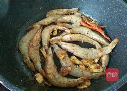Illustration of how to make spicy shrimps in Qinxiang dry pot 13