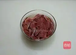 Illustration of how to stir-fry pig heart with garlic moss 1