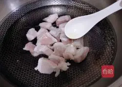 Illustration of how to make braised pork and taro pot 1