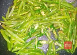 Illustration of how to make stir-fried pork slices with green beans 6
