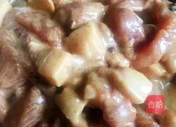 Illustration of how to make dry fried crispy pork 3