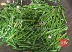 Illustration of how to make fried beans with meat 4
