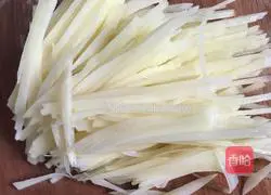 Illustration of how to make steamed hot and sour potato shreds 1